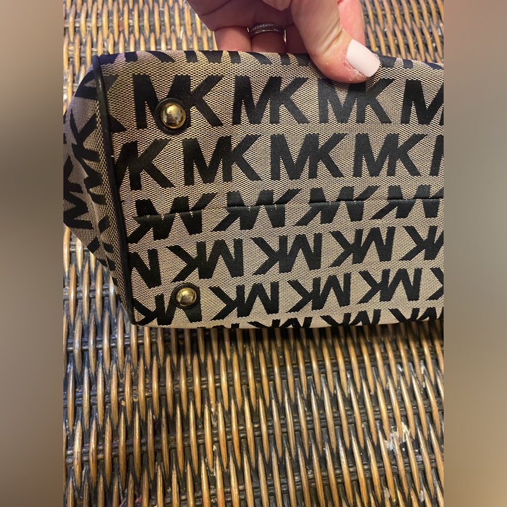 FIRE SALE 🔥🔥 Michael Kors MK Satchel Bowling Bag Tote Medium/Large Size - Picture 5 of 15